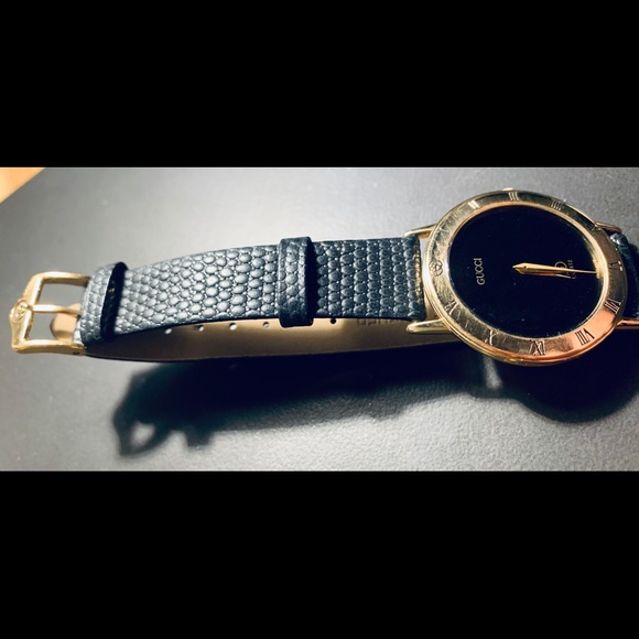 Gucci series 3000 watch. 18K Gold case. main image 8